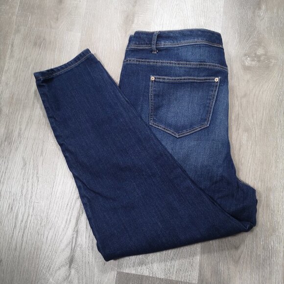 2/$30.00 - DC Jeans Lightly Curvy Medium Wash Ladies Blue Jeans - Picture 3 of 11